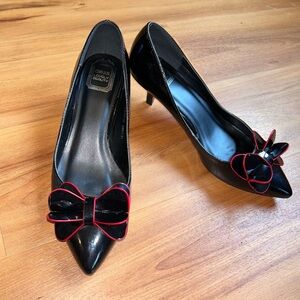 Lovelv Beautv Elegant Black Heels with Red Bow Accent